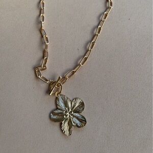 Gold Flower Pendant Necklace